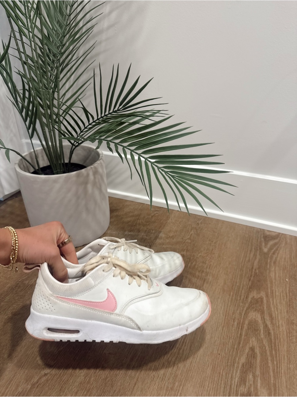 NIKE women’s sneakers 8 1/2